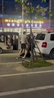 今晚7点左右，西港独立大道上，一名年轻男子当街遭电击，被其余几名男子企...