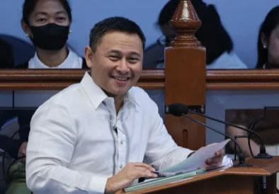 当地时间4月3日，菲律宾参议员桑尼·安加拉(SonnyAngara)对...